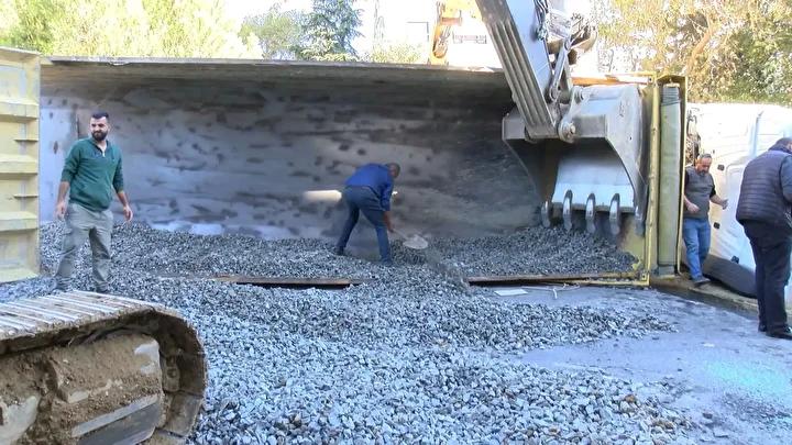 Ulus Mahallesinde Hafriyat Kamyonu Kaza Anı Güvenlik Kamerasında