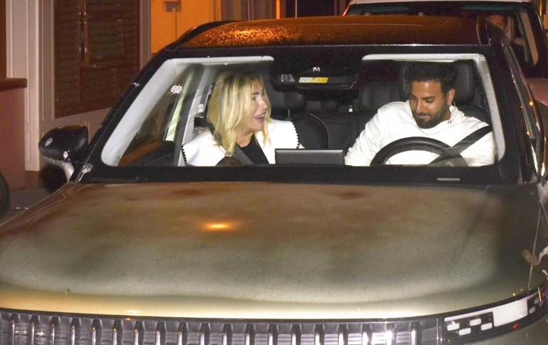 Ünlü Çiftin Lüks Araba Sevgisi ve Sevgi Dolu Anlar 2 Ünlü Çiftin Lüks Araba Sevgisi ve Sevgi Dolu Anlar