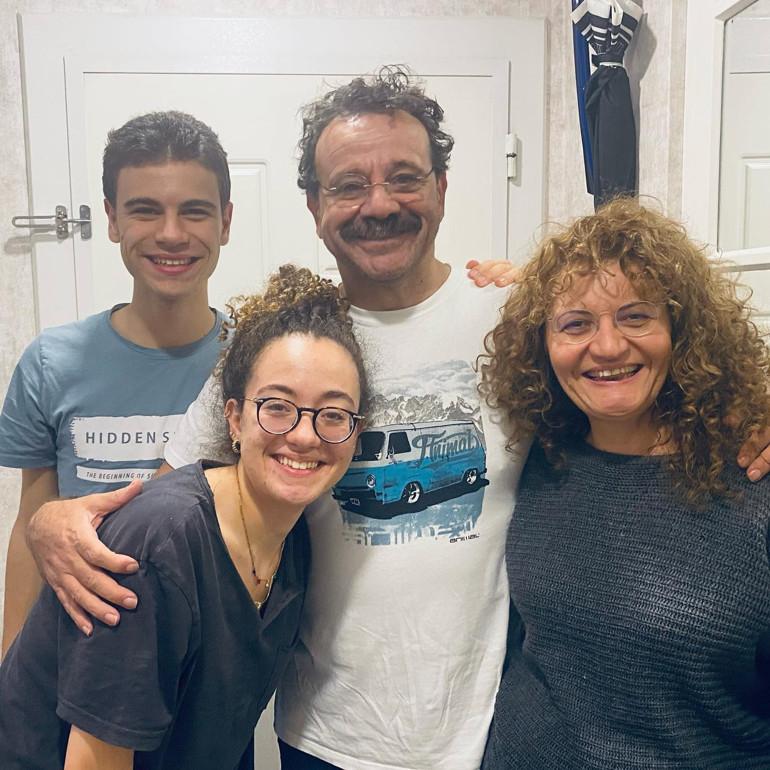 Ünlülerin Aile Anıları ve Özlem Dolu Paylaşımlarıyla Duygusal Anlar