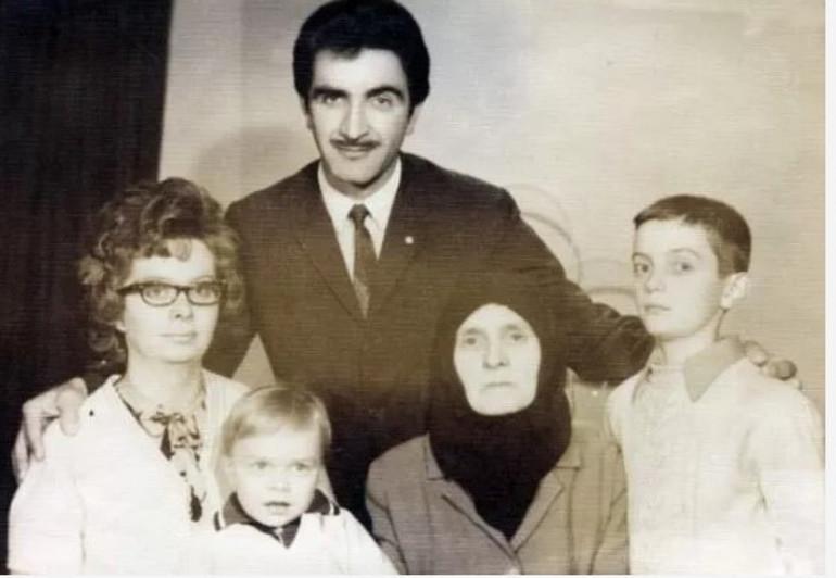 Ünlülerin Aile Anıları ve Özlem Dolu Paylaşımlarıyla Duygusal Anlar