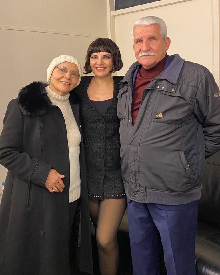 Ünlülerin Aile Anıları ve Özlem Dolu Paylaşımlarıyla Duygusal Anlar