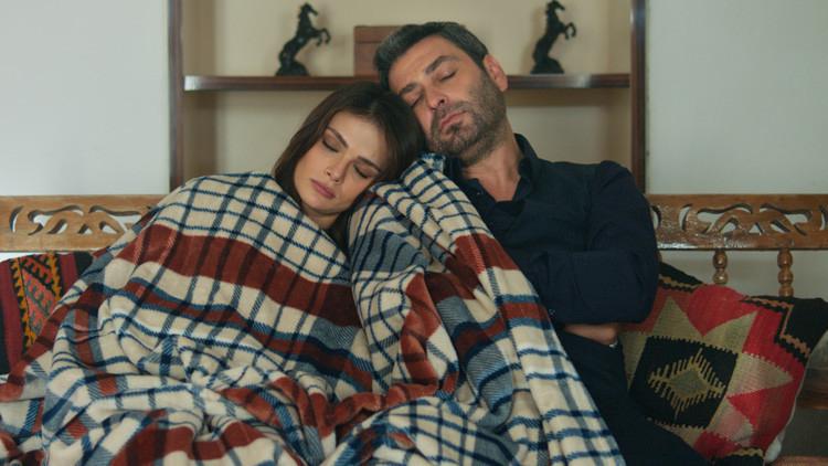 Uzak Şehir'den Sezen Aksu Sürprizi: Çek Tetiği Şarkısı Dizide Yayında 1 Şarkı, Cihan-Alya aşkını anlatıyor