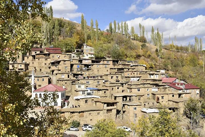 Vali Ahmet Karakaya, Uzuntaş Köyünde Tarihi Taş Evleri İnceledi ve Doğal Güzellikleri Değerlendirdi 1 Görsel Bir Şölene Tanıklık