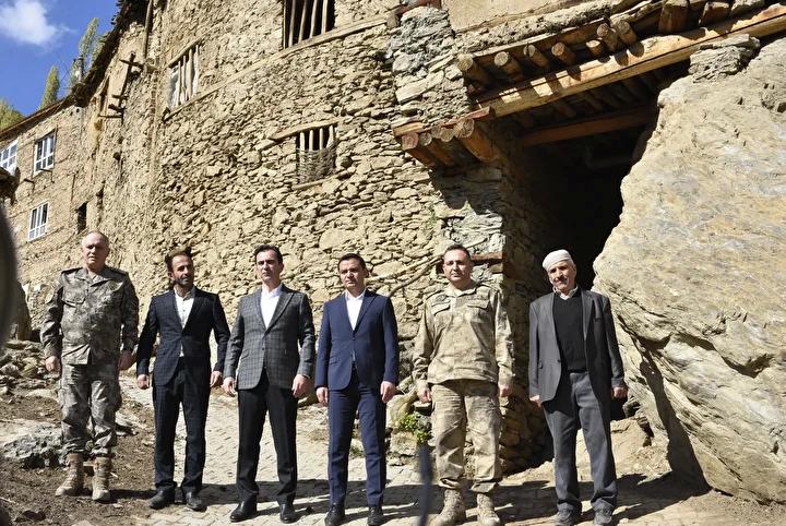 Vali Ahmet Karakaya, Uzuntaş Köyünde Tarihi Taş Evleri İnceledi ve Doğal Güzellikleri Değerlendirdi 3 Vali Ahmet Karakaya, Uzuntaş Köyünde Tarihi Taş Evleri İnceledi ve Doğal Güzellikleri Değerlendirdi