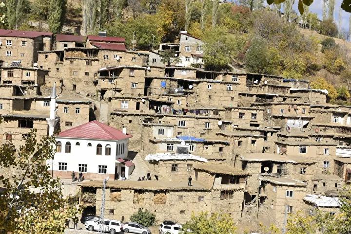 Vali Ahmet Karakaya, Uzuntaş Köyünde Tarihi Taş Evleri İnceledi ve Doğal Güzellikleri Değerlendirdi 4 Vali Ahmet Karakaya, Uzuntaş Köyünde Tarihi Taş Evleri İnceledi ve Doğal Güzellikleri Değerlendirdi