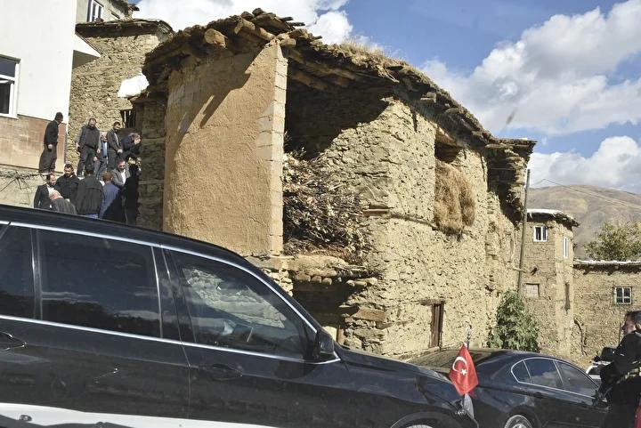 Vali Ahmet Karakaya, Uzuntaş Köyünde Tarihi Taş Evleri İnceledi ve Doğal Güzellikleri Değerlendirdi 6 Vali Ahmet Karakaya, Uzuntaş Köyünde Tarihi Taş Evleri İnceledi ve Doğal Güzellikleri Değerlendirdi