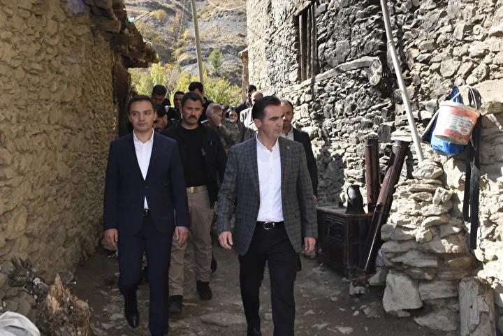 Vali Ahmet Karakaya, Uzuntaş Köyünde Tarihi Taş Evleri İnceledi ve Doğal Güzellikleri Değerlendirdi 7 Vali Ahmet Karakaya, Uzuntaş Köyünde Tarihi Taş Evleri İnceledi ve Doğal Güzellikleri Değerlendirdi