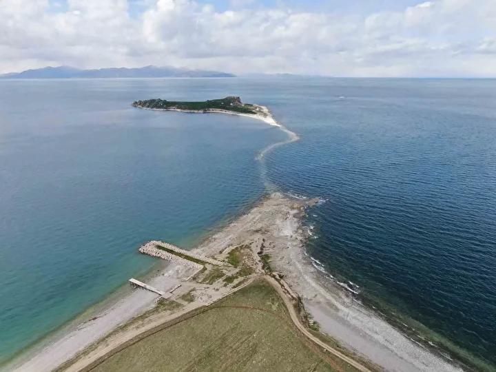 Van Gölü'nde Su Seviyesinin Düşüşüyle Ortaya Çıkan Tarihi Yol ve Ekolojik Etkiler 1 Su Seviyesinin Düşüşü ve Tarihî Yolun Gün yüzüne Çıkması