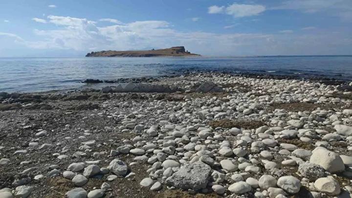 Van Gölü'nde Su Seviyesinin Düşüşüyle Ortaya Çıkan Tarihi Yol ve Ekolojik Etkiler 4 Van Gölü'nde Su Seviyesinin Düşüşüyle Ortaya Çıkan Tarihi Yol ve Ekolojik Etkiler