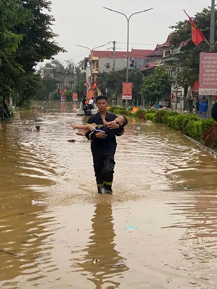 Vietnam'da Şiddetli Yağışlar Sonucu Baraj Çöktü: Kurtarma Çalışmaları Devam Ediyor