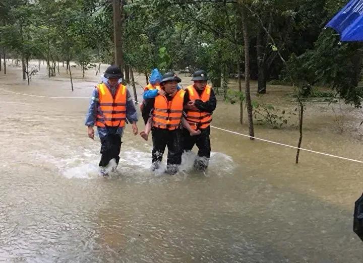 Vietnam'da Şiddetli Yağışlar Sonucu Baraj Çöktü: Kurtarma Çalışmaları Devam Ediyor