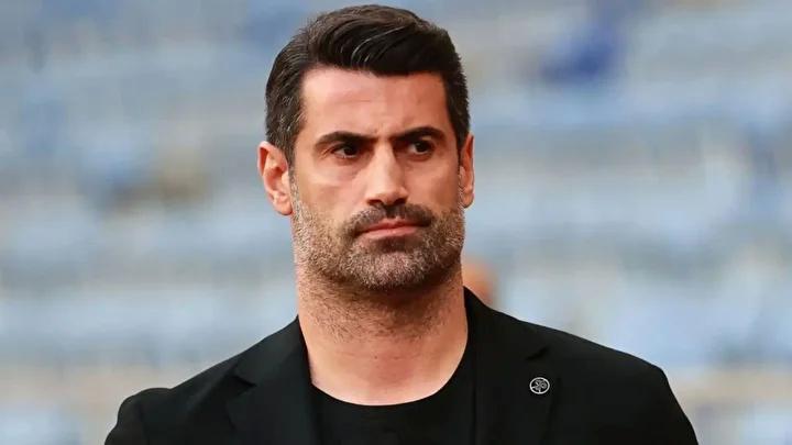 Fenerbahçe'nin efsane kalecilerinden biri olan ve uzun yıllar sarı lacivertli formayı terleten Volkan Demirel, teknik direktörlük kariyerine tekrar adım atmayı planlıyor. Son olarak Bodrum FK'yi çalıştıran deneyimli isim, yakın zamanda tekrar Süper Lig’de görev alabilir. Adı sıkça Fenerbahçe ile anılan Demirel, Domenico Tedesco'nun takımdan ayrılma ihtimali üzerine listeye girmeye başladı.