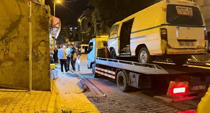 Yağışın Etkisiyle Meydana Gelen Trafik Kazasında Araçlar Hasar Gördü 2 Polis ve Yetkililerin İncelemesi