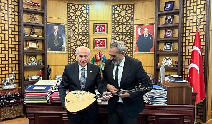 Yavuz Bingöl’den Bahçeli’ye Ziyaret ve Bağlama Takesi