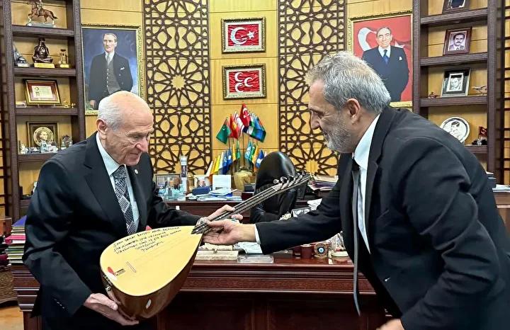 Yavuz Bingöl’den Bahçeli’ye Ziyaret ve Bağlama Takesi