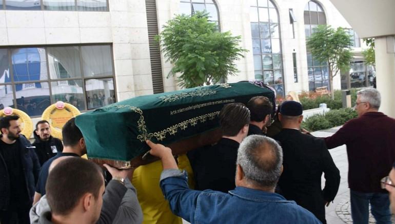 Yeşilçam'ın Sevilen Oyuncusu Neşe Aksoy Son Yolculuğuna Uğurlandı 4 Yeşilçam'ın Sevilen Oyuncusu Neşe Aksoy Son Yolculuğuna Uğurlandı
