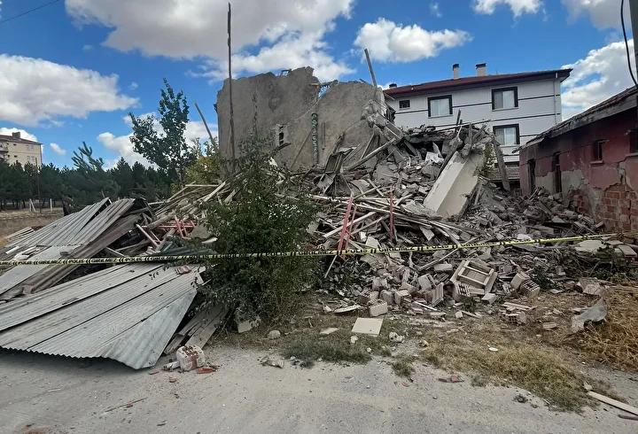 Yıkılan Apartmanda Çalışmalar Hızla Devam Ediyor