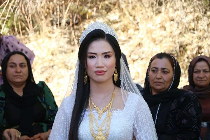 Yüksekova'da Vietnamlı Gelinin Türk Gelinlikle Buluşması ve Aile Hikayesi