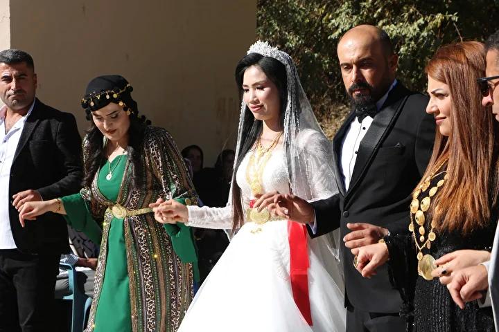 Yüksekova'da Vietnamlı Gelinin Türk Gelinlikle Buluşması ve Aile Hikayesi