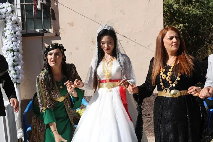 Yüksekova'da Vietnamlı Gelinin Türk Gelinlikle Buluşması ve Aile Hikayesi