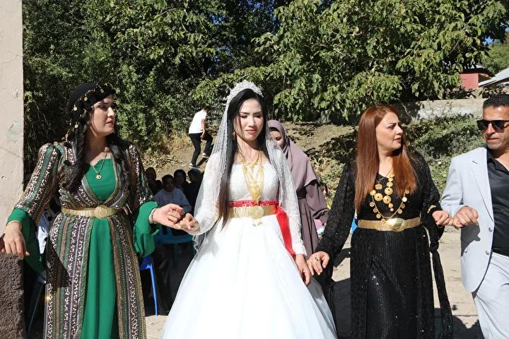 Yüksekova'da Vietnamlı Gelinin Türk Gelinlikle Buluşması ve Aile Hikayesi