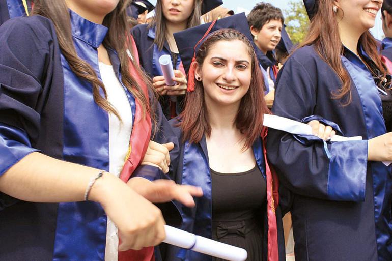 Zorluklara Rağmen Azmiyle Öğrencilerine İlham Veren Öğretmen Cansu Aydın'ın Hikayesi