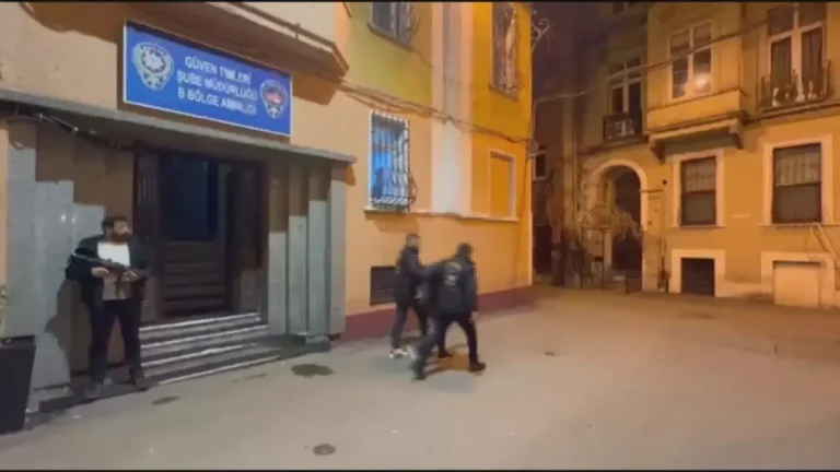 Istiklal8217de Telefon Hirsizligi Zanli Tutuklandi