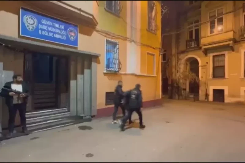 İstiklal’de Telefon Hırsızlığı: Zanlı Tutuklandı