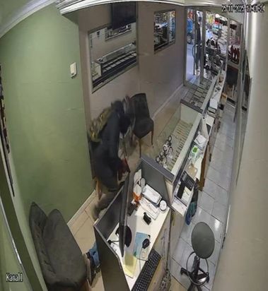 Kuyumcu Soygunu Hirsiz Polis Cikti