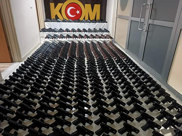 Adana8217da Silah Kacakciligiyla Mucadelede Buyuk Operasyon Basarisi Operasyon Detaylari ve Ele gecirilen Malzemeler