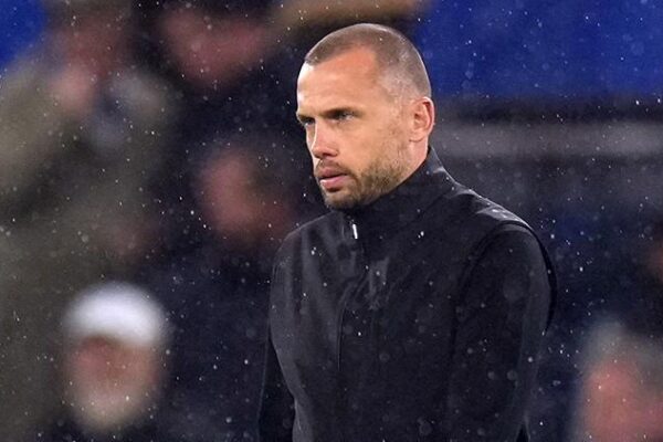 Ajax’ta Teknik Direktör Değişikliği: Heitinga Görevinden Alınıyor