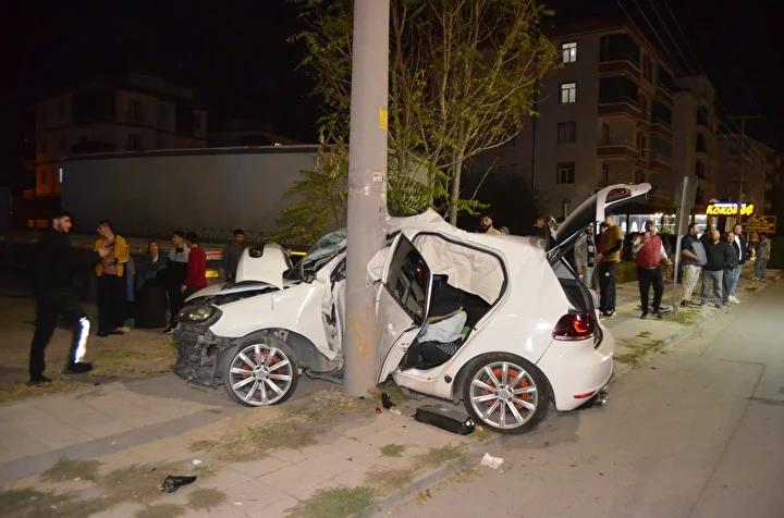 Aksaray8217da Kaza Elektrik Diregine Carpan Otomobilde 2 Yarali Yaralilar ve Kurtarma Calismalari