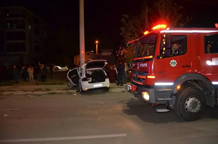 Aksaray8217da Kaza Elektrik Diregine Carpan Otomobilde 2 Yarali Kaza Sonrasi Olaylar ve Sorusturma