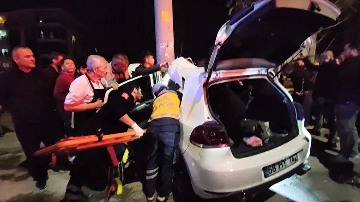 Aksaray8217da Kaza Elektrik Diregine Carpan Otomobilde 2 Yarali Aksarayda Kaza Elektrik Diregine Carpan Otomobilde 2 Yarali