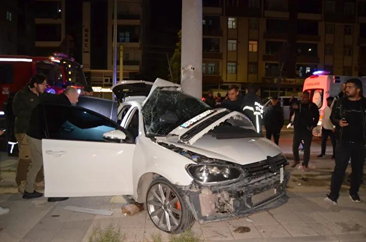 Aksaray8217da Kaza Elektrik Diregine Carpan Otomobilde 2 Yarali Aksarayda Kaza Elektrik Diregine Carpan Otomobilde 2 Yarali