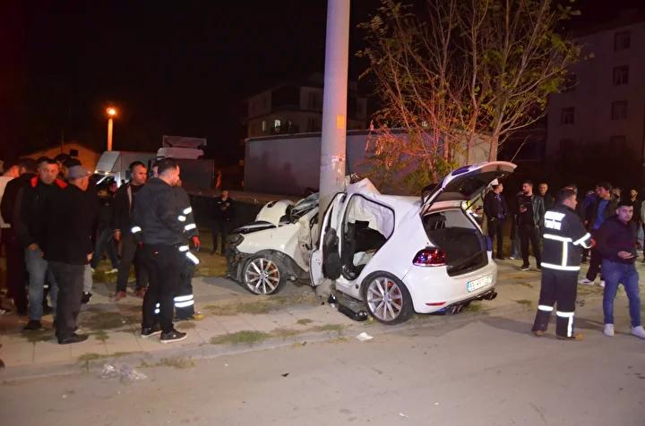 Aksaray8217da Kaza Elektrik Diregine Carpan Otomobilde 2 Yarali Aksarayda Kaza Elektrik Diregine Carpan Otomobilde 2 Yarali