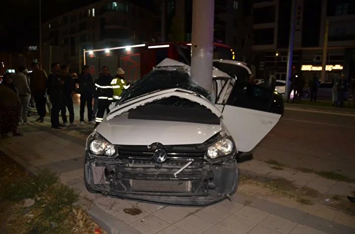 Aksaray8217da Kaza Elektrik Diregine Carpan Otomobilde 2 Yarali Aksarayda Kaza Elektrik Diregine Carpan Otomobilde 2 Yarali