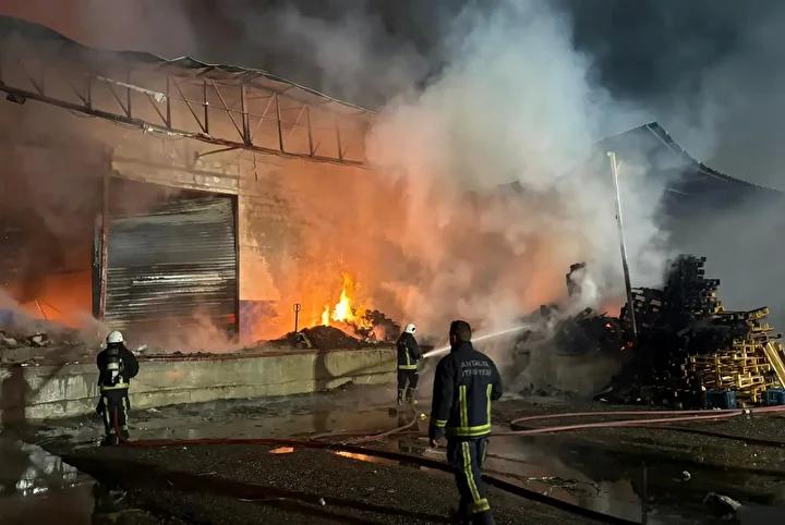 Aksu'daki Meyve ve Sebze Paketleme Fabrikasında Korkutan Yangın Gelişmesi