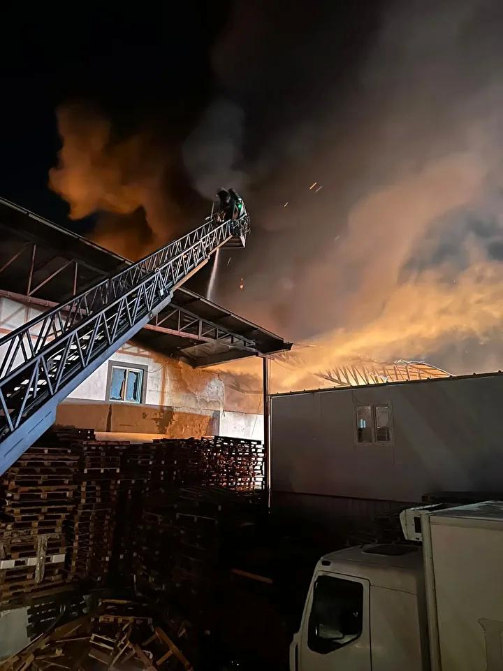 Aksu'daki Meyve ve Sebze Paketleme Fabrikasında Korkutan Yangın Gelişmesi