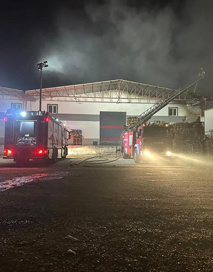 Aksu'daki Meyve ve Sebze Paketleme Fabrikasında Korkutan Yangın Gelişmesi
