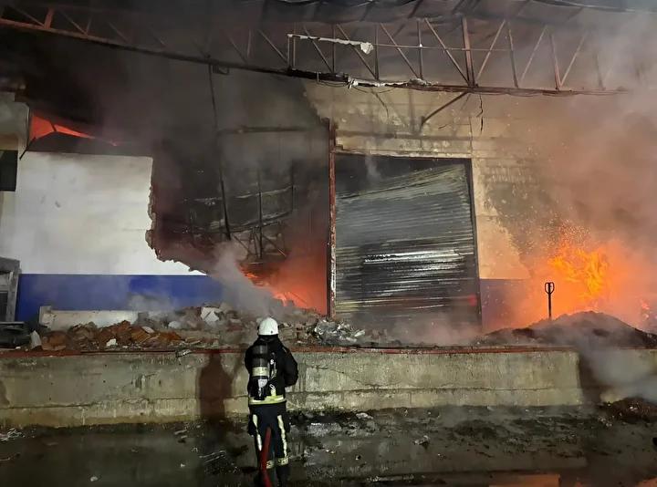 Aksu'daki Meyve ve Sebze Paketleme Fabrikasında Korkutan Yangın Gelişmesi