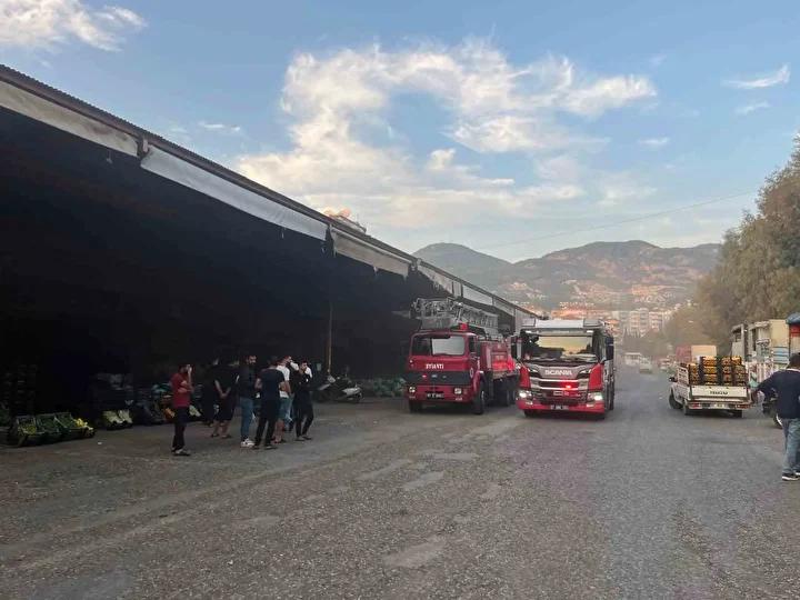 Alanyadaki Sebze ve Meyve Halinde Gorulen Yangin Olayi