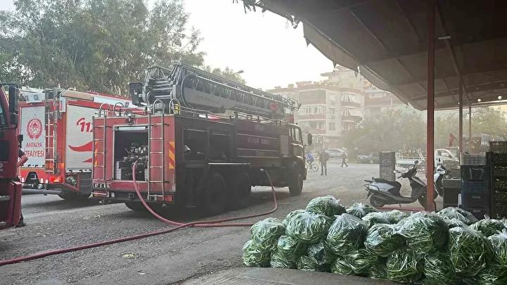 Alanyadaki Sebze ve Meyve Halinde Gorulen Yangin Olayi