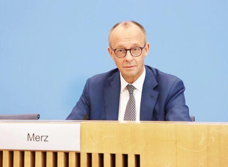 Almanyada CDU Liderinden Suriyelilere Geri Donus Uyarisi ve Davet