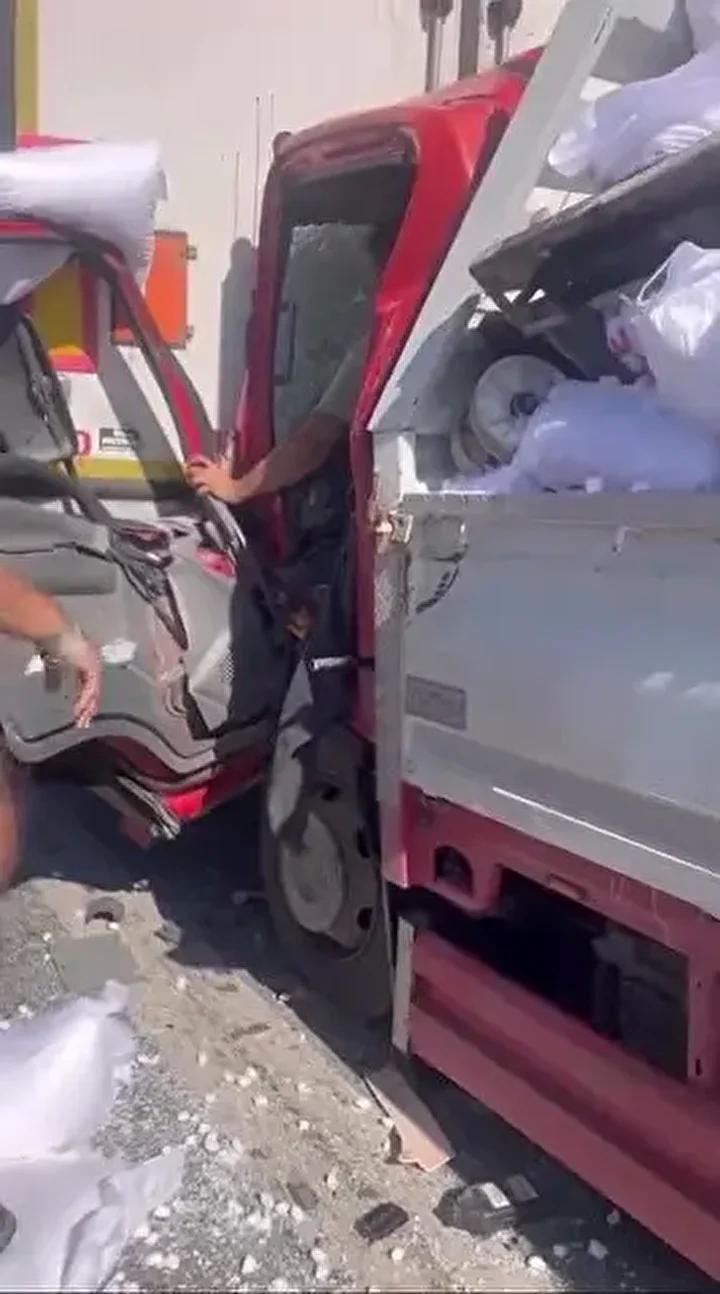 Antalya'da Trafik Kazası: Kamyonet ve Tır Çarpıştı, Yaralılar Kurtarıldı