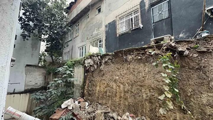 Arnavutkoy8217de Istinat Duvari Coktu Olay Aninda Cevredeki Binalarda Hasar Olay Yerinde Yapilan Ilk Incelemeler