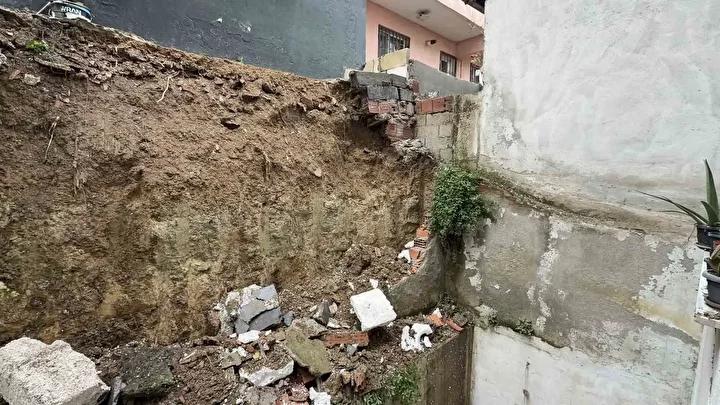 Arnavutkoy8217de Istinat Duvari Coktu Olay Aninda Cevredeki Binalarda Hasar Arnavutkoyde Istinat Duvari Coktu Olay Aninda Cevredeki Binalarda Hasar Olustu