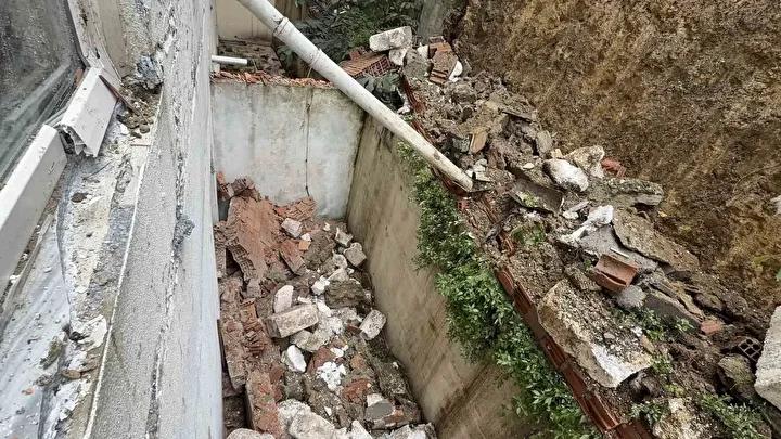 Arnavutkoy8217de Istinat Duvari Coktu Olay Aninda Cevredeki Binalarda Hasar Arnavutkoyde Istinat Duvari Coktu Olay Aninda Cevredeki Binalarda Hasar Olustu