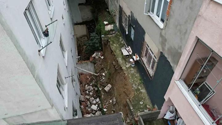Arnavutkoy8217de Istinat Duvari Coktu Olay Aninda Cevredeki Binalarda Hasar Arnavutkoyde Istinat Duvari Coktu Olay Aninda Cevredeki Binalarda Hasar Olustu
