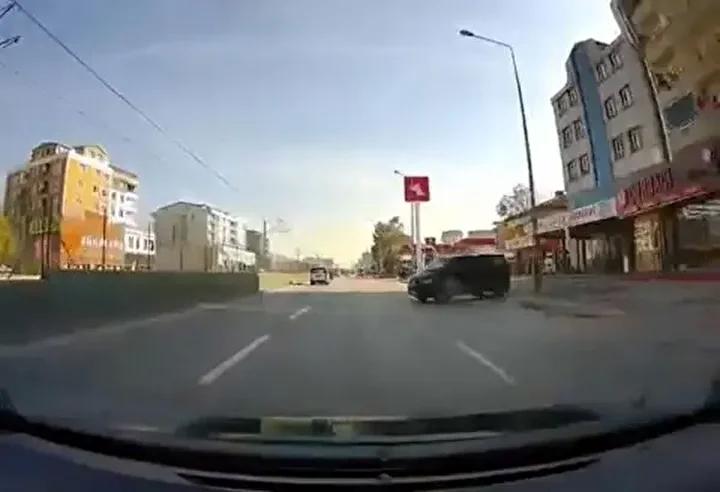 Bursa'da Kontrolden Çıkan Minibüs Trafeği Tehlikeye Sardı